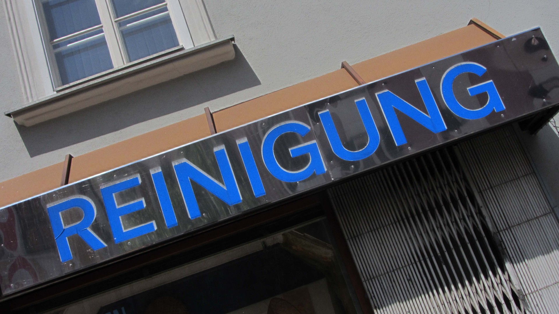 sign for professional cleaning in german (Reinigung)