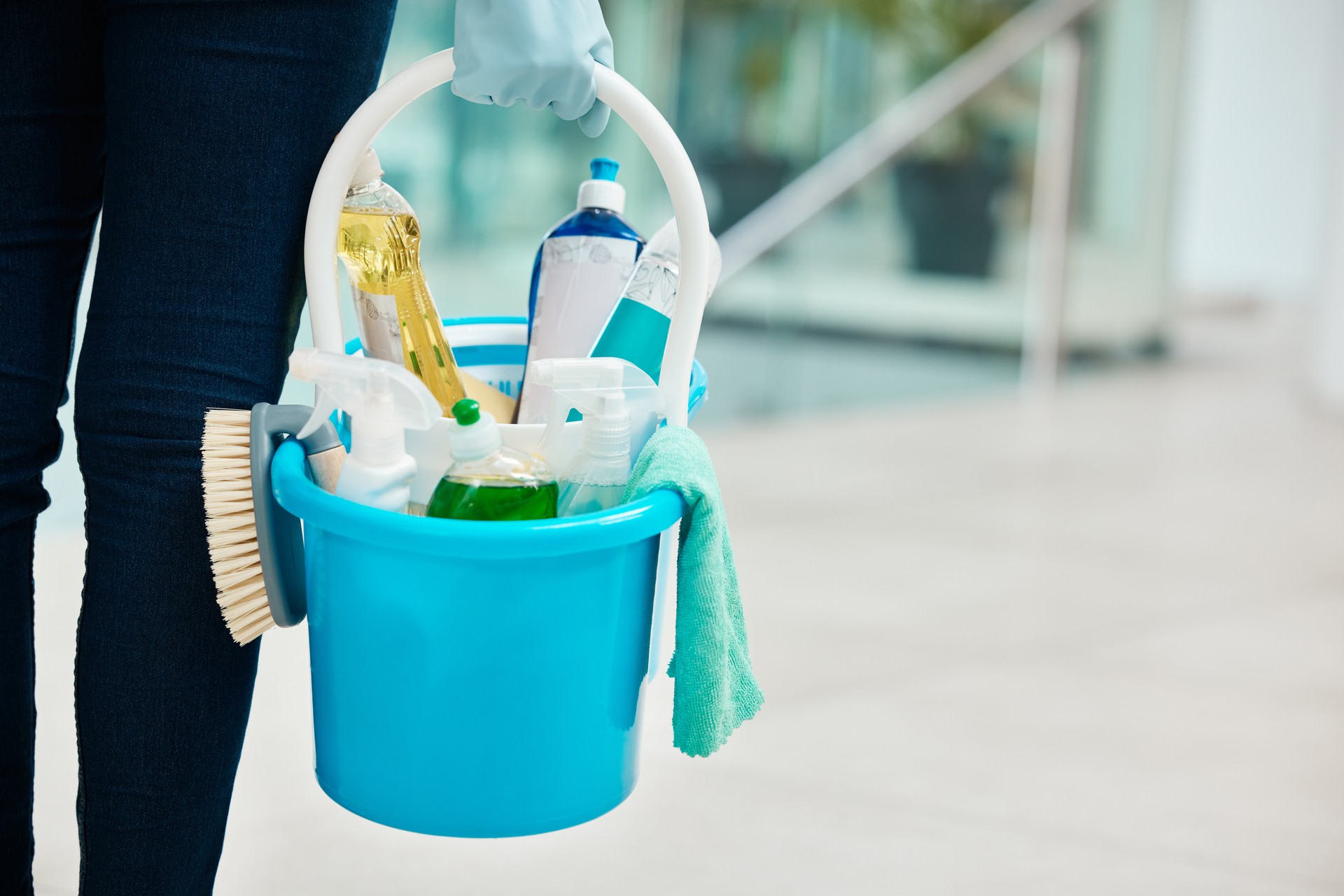 Reinigung von Containerprodukten mit sauberer Personenhand in einem Bürogebäude oder Firmengeschäft. Scrub, Handschuhe und Flüssigseife für Desinfektionsmittel, Desinfektion und Hygiene am Arbeitsplatz